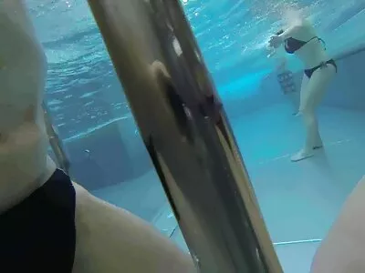 Sexy chân dài brunette tư thế bo chong va con dau nhat ban