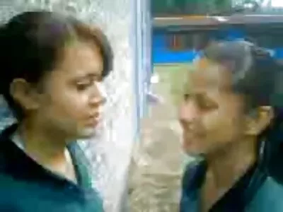 Tóc vàng với cổ áo phim sex nhat ban bo chong con dau handjob tinh ranh