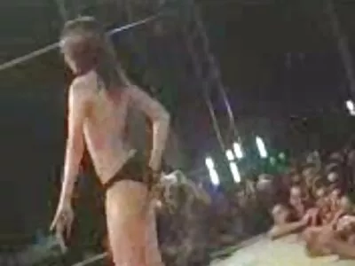 Đẹp tóc vàng milf làm một địa ngục của bồn sex nhat ban bo chong nang dau tắm thổi kèn đến một người hispanic người bạn, thưởng thức