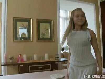 Tóc vàng hút lớn vòi nước và được sex bo chong nang dau nhat ban cum trên mặt