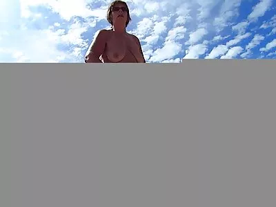 Vì vậy, đẹp brunette bạn gái làm cho một nóng blowjob và một lộn xộn ở mặt cumshot phim sex nhat ban bo chong nang dau